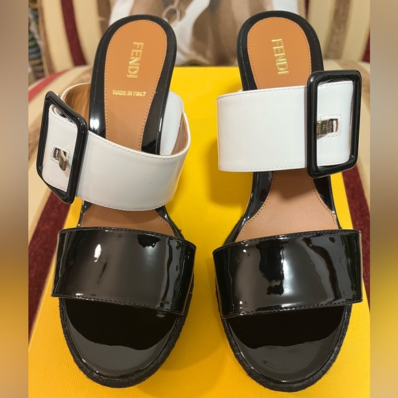 FENDI NIB AUTHENTIC WHITE & BLACK GENUINE PATENT LEATHER WEDGE HEEL SANDALS - Picture 4 of 17